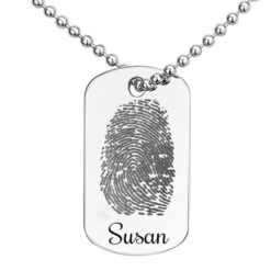 Silbernes Namensschild mit Fingerabdruck
