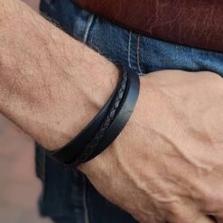 Alternative view of Robustes Herrenarmband aus Leder – mit Namens- oder Textgravur