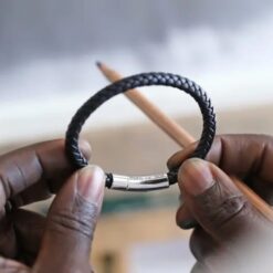 Alternative view of Robustes geflochtenes Lederarmband mit Gravur