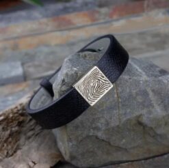 Personalisiertes Lederarmband - Gravur mit Fingerabdruck oder Text